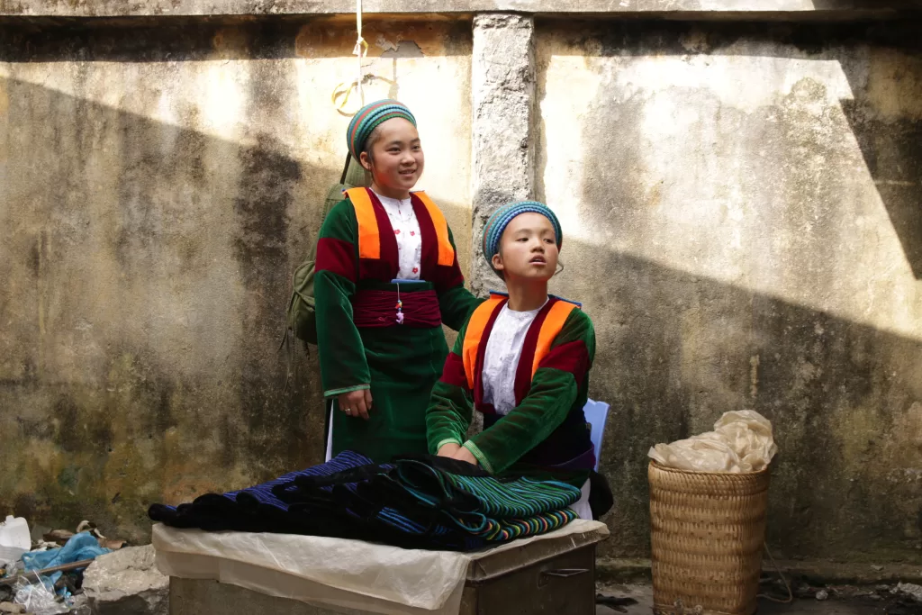 Hai đứa trẻ bán vải lanh tại chợ phiên Mèo Vạc