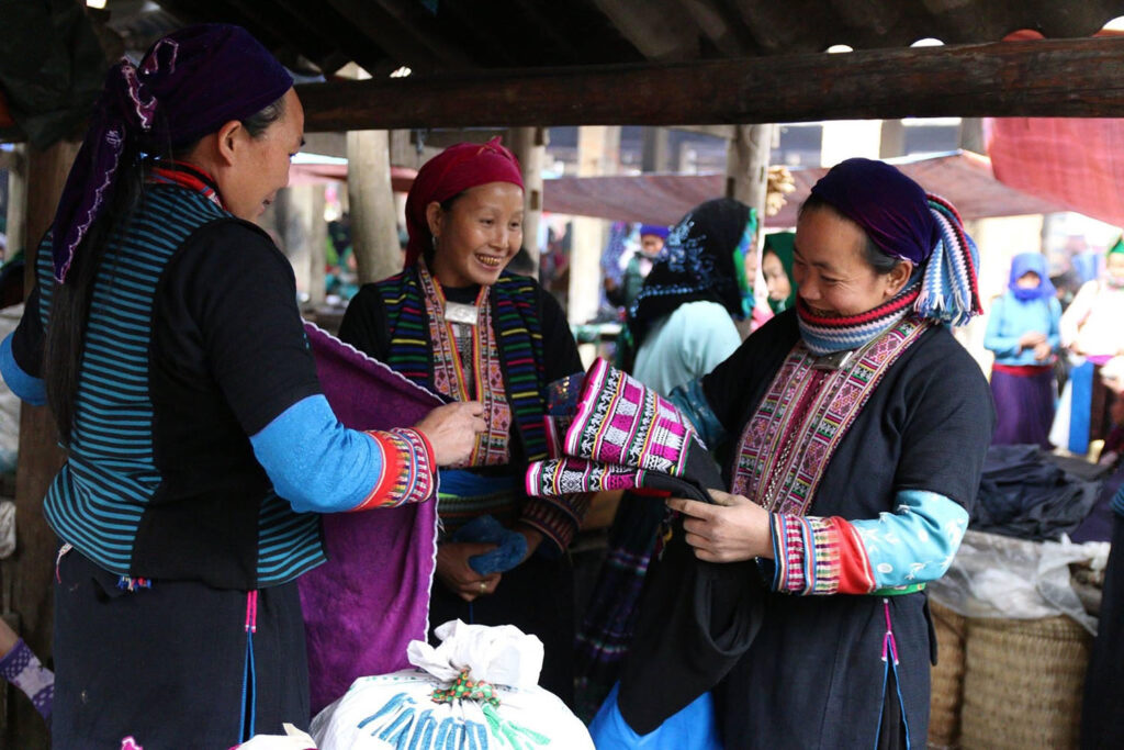 Local people trading Hemp products at Meo Vac Market