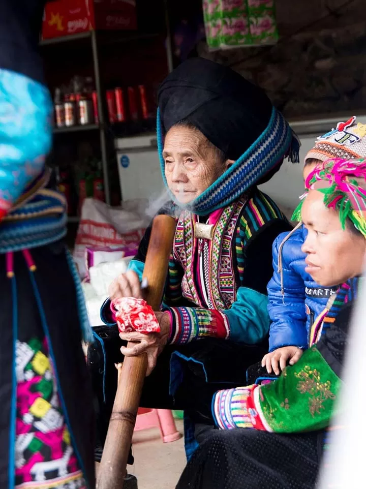Hmong madam smoking tobaco - Meo Vac Market