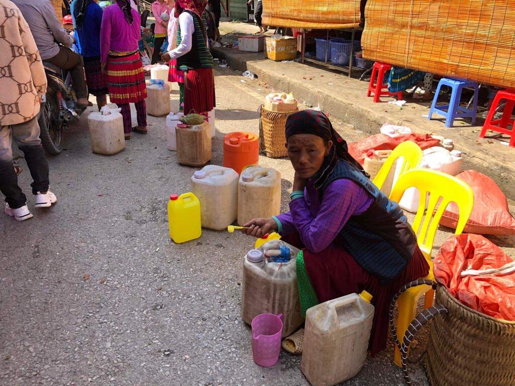 wine-seller-at-meo-vac-market