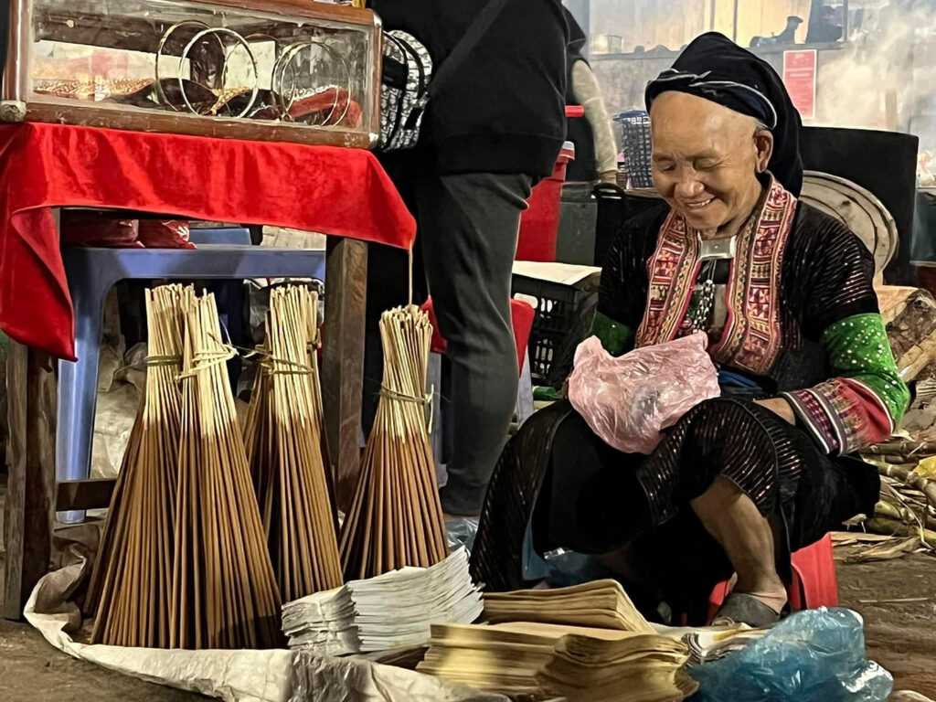 Dao lady selling incense
