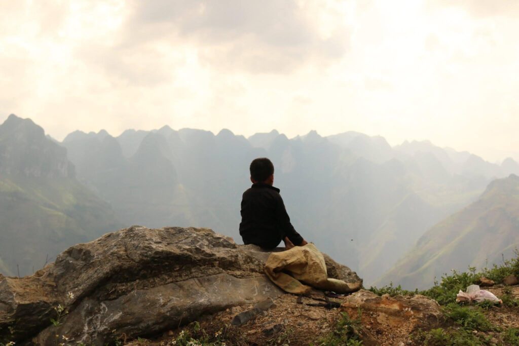 Mã Pì Lèng và cậu bé một mình ngắm núi