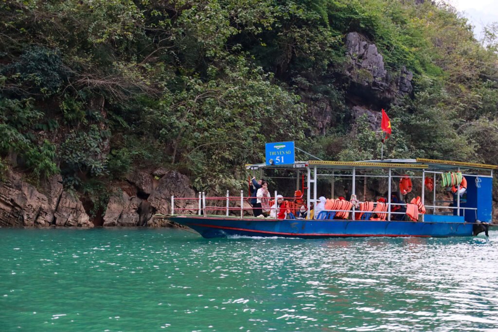 Đi thuyền trên sông Nho Quế