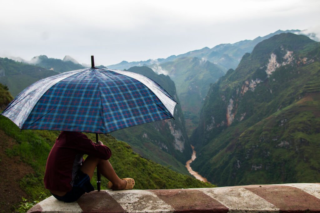 A child sitting on Ma Pi Leng Pass.